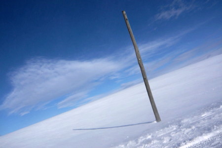 雪原と電柱